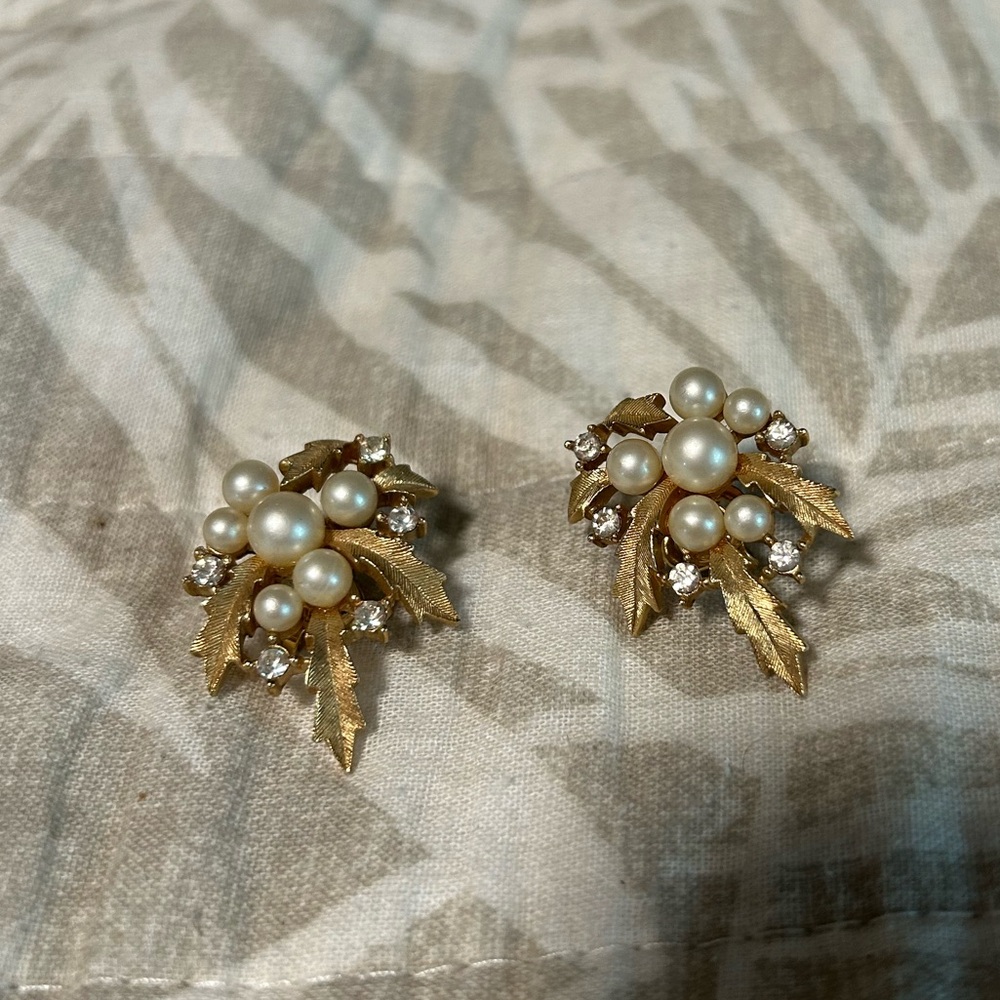 Vintage Trifari Gold Tone Clip On Earrings